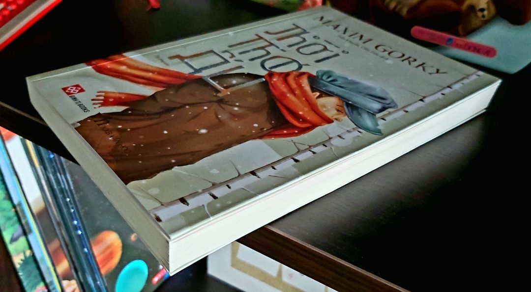 Sách đẹp, mình thích thiết kế bìa của cuối sách. Đây là một trong những tác phẩm làm nên tên tuổi của Maxim Gorky, qua những trang hồi kí, người đọc sẽ bước chân vào thế giới của một đứa trẻ với một tuổi thơ bất hạnh, nhiều bão giông nhưng đã đủ bản lĩnh, đủ yêu thương, đủ kiên cường…để vươn lên khỏi nghịch cảnh. Câu truyện đầy ý nghĩa về cs.
Dịch vụ Tiki tiện lợi, đa dạng sp. Sách được bọc cẩn thận và giao nhanh. Thanks!