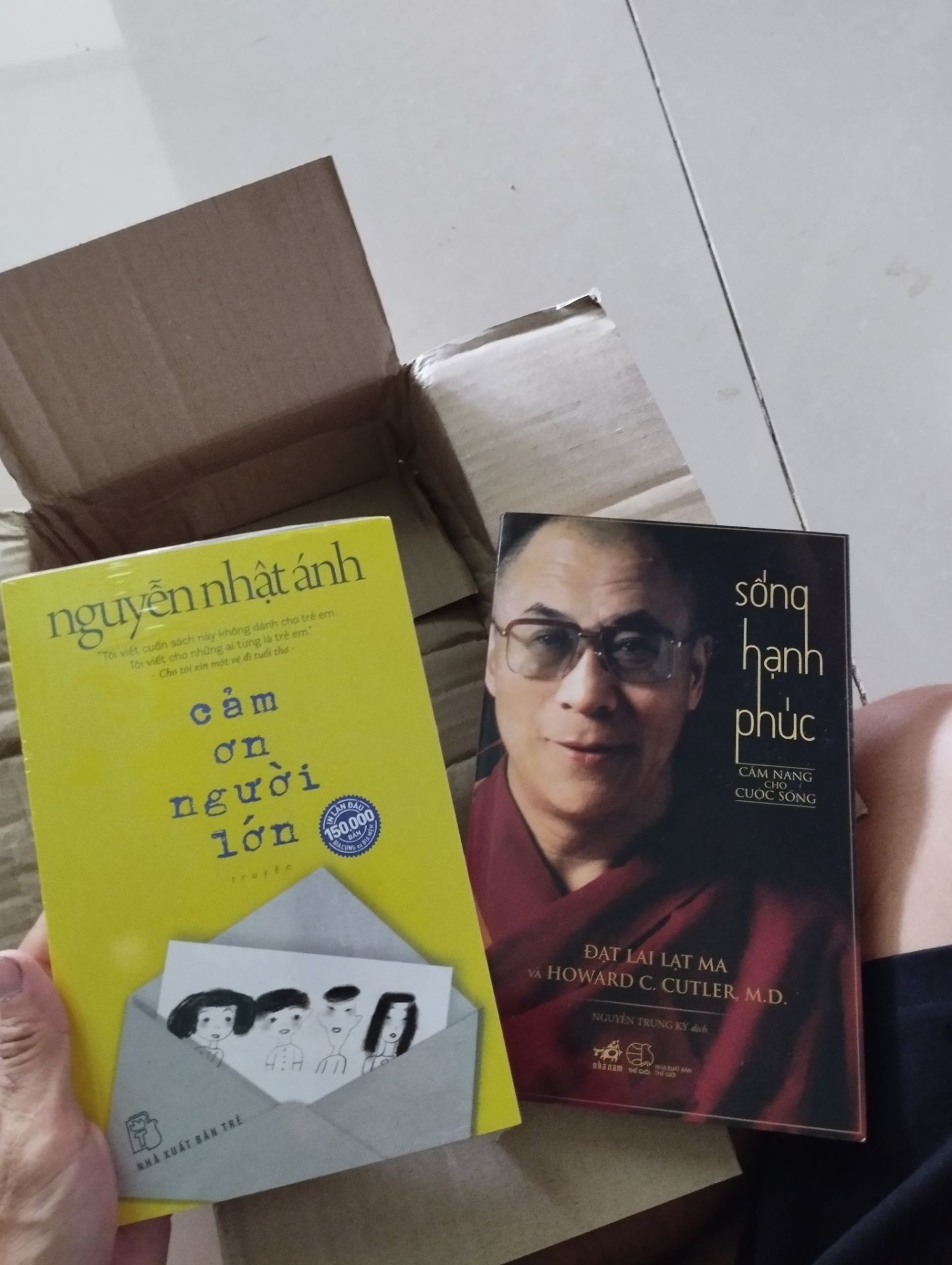 hộp hơi móp méo, chắc do vận chuyển. sách mới và rất thơm. nội dung thì chưa đọc