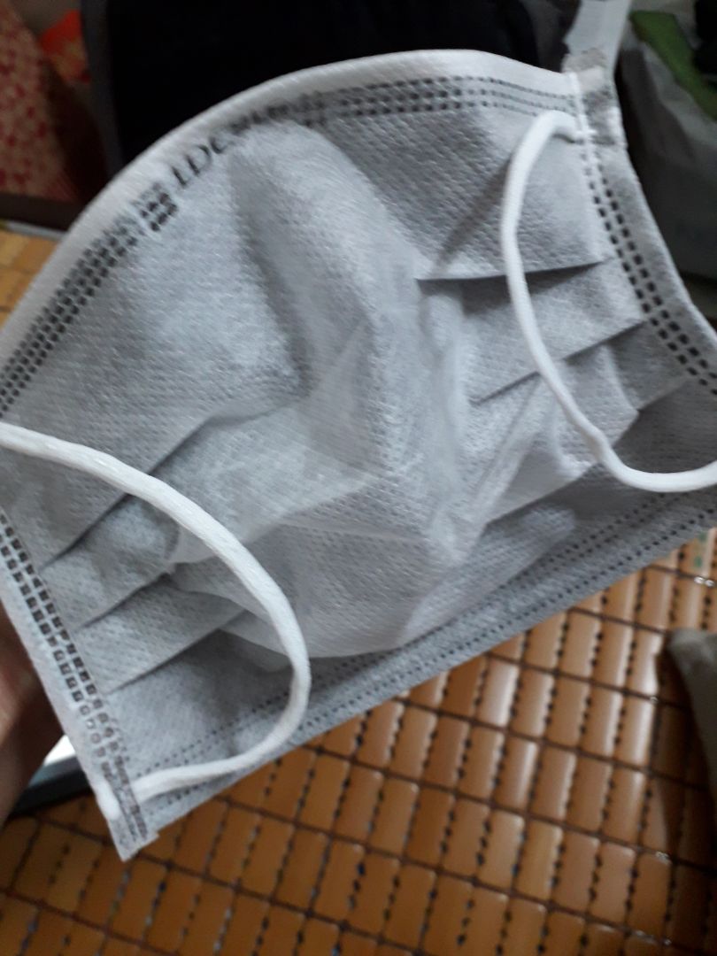 cái màu trắng là cái cũ mình mua. Mình chụp so sánh để thấy sự khác biệt.
Giá hiện tại gấp đôi giá trước đây nhưng sản phẩm thì cực kì tệ. chất lượng không bằng 1/2 trước đây.
Khẩu trang mỏng hơn, lớp xốp thứ 2 là dởm 1 cách tởm lợm.
mua xong muốn đập vô mặt trả lại luôn.
sản phẩm tệ hoàn toàn so với trước đây, giá thì đội lên gấp đôi.