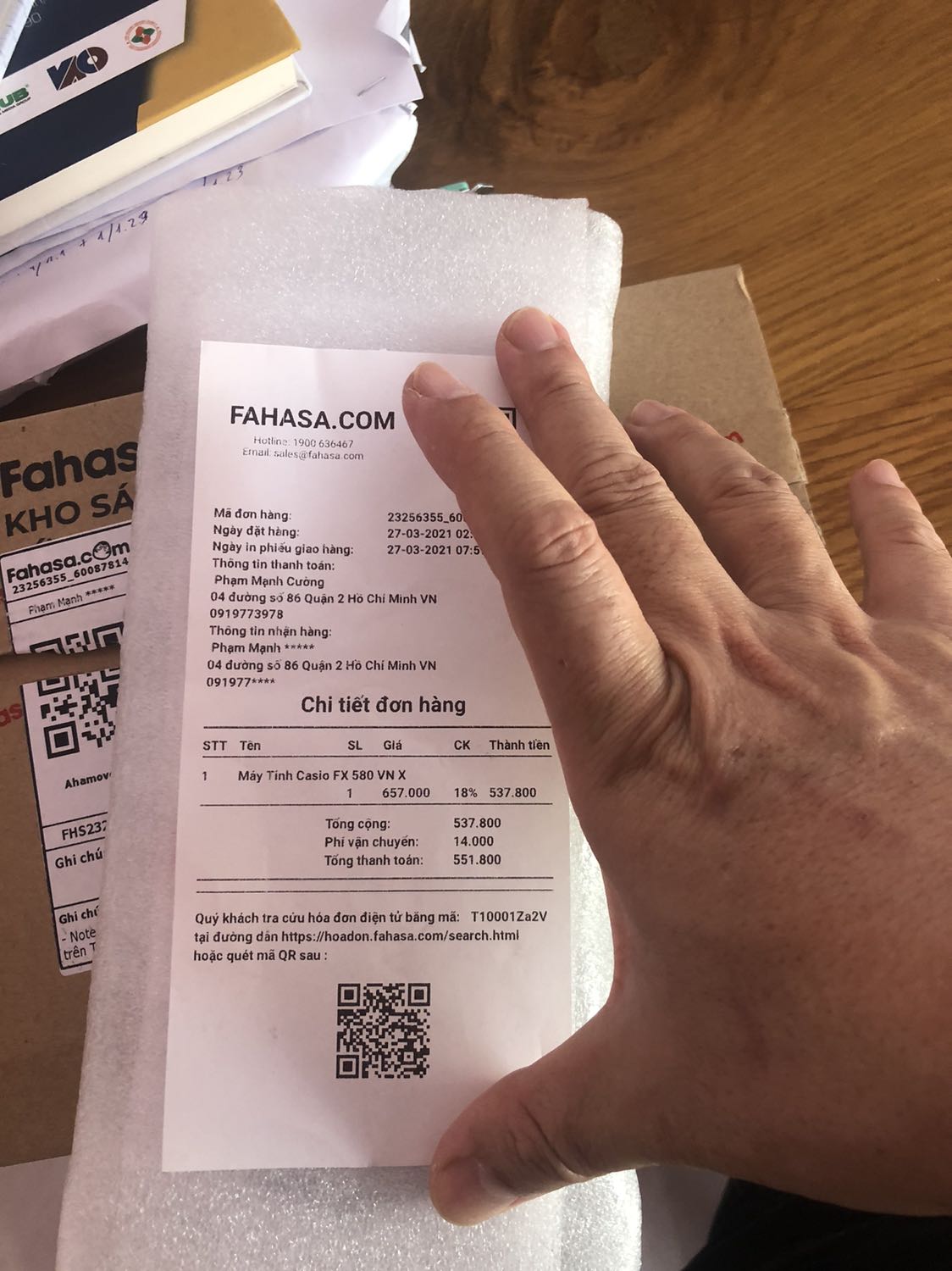 Giao hàng rất nhanh. Đặt hàng ngày 26/03, qua ngày 27/03 nhận được hàng mặc dù chọn giao hàng tiêu chuẩn.
Máy được đóng gói cẩn thận. Điều làm rất hài lòng mặc dù có thể không có sự khác biệt gì là máy là hàng nhập của Thái Lan (sản phẩm được niêm yết có thể Trung quốc/Thái Lan).
Sử dụng máy rất chắc tay và mượt mà khi dùng để giải toán cao cấp.