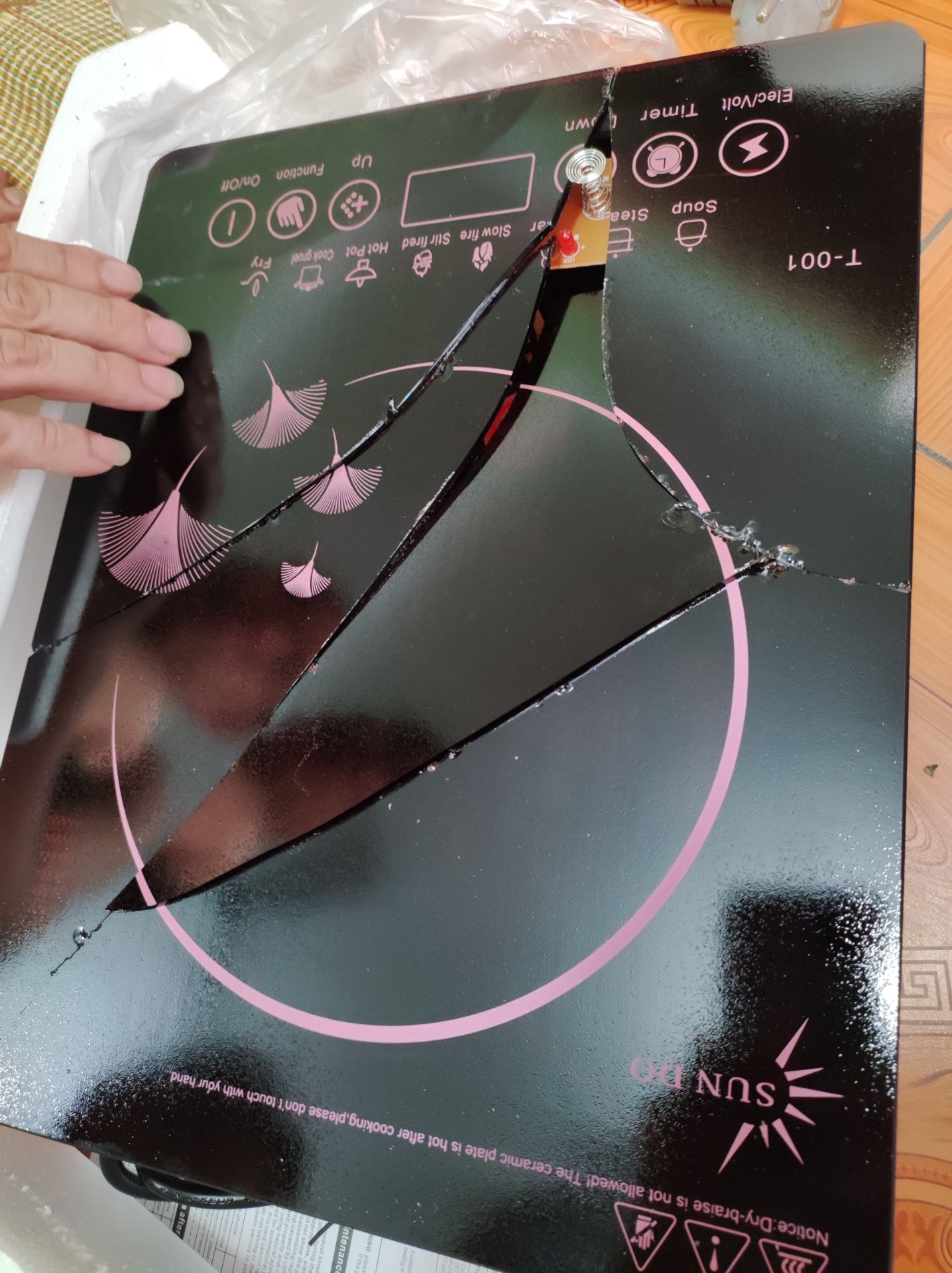 Mình mua bếp từ này và nhận hàng ngày 21/7/2021 đó bên vận chuyển ko cho xem hàng nên mình có gọi điện cho shop để xác nhận và shop đã tư vấn mình nhận hàng nếu có vấn đề gì thì sẽ đổi hàng cho mình. Mình nhận hàng nhưng về nhà mở SP ra thì thấy SP bị vỡ, mình liên hệ với shop và đc hướng dẫn gọi vào tổng đài của Tiki để đc hướng dẫn đổi mới, nhưng sau 2 lần hẹn đến lấy SP vỡ để đổi thì đều ko thấy nhân viên đến lấy SP về. Sau đó mình vẫn gửi tin nhắn vào ***, đồng thời có gọi điện lên tổng đài Tiki nhưng đều ko đc. Xin hỏi Tiki vấn đề của mình có đc giải quyết ko, xin cho câu trả lời.
Thật thấy thất vọng quá trời à!