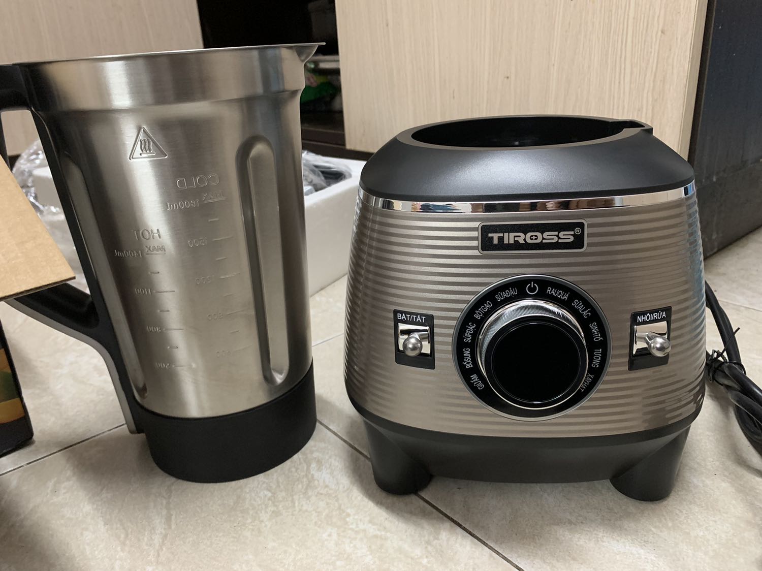 Hàng đóng gói chắc chắn, máy hoàn thiện tốt. Xay sữa đậu nành ngon, máy không bị rung lắc trong quá trình xay. Xay 5p cuối thì hơi ồn tí nhưng vẫn Ok