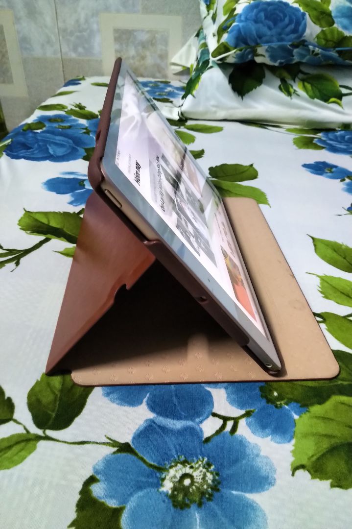 sau 1 thời gian sử dụng mình rất hài lòng về sản phẩm.
thiết kế như 1 quyển sách, cầm rất bám tay.
tiki giao hàng thì ko chê vào đâu được, bạn nhiệt tình còn khui ra để mình bỏ sản phẩm vào xem để tiện đổi trả nữa. mình sẽ tiếp tục ủng hộ tiki nhé!