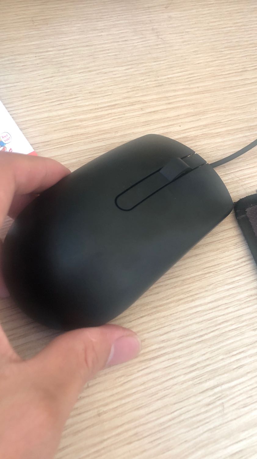 Chuột không có tem FPT. Vỏ hộp thì làm giả FPT nhập. Shop nhập hàng không rõ nguồn gốc, dán tem cửa hàng. Sau một thời gian sử dụng: không nhậy, bấm khá cứng tay. Shop đã bán rất nhiều sản phẩm chuột dell, mình thấy số sản phẩm mua nhiều nên tin tưởng đặt mua. Không ngờ được chuột Fake, rõ chán . Shop làm ăn không có tâm.