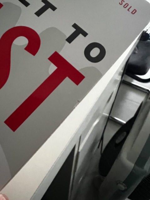 Sách giao bị rách bìa
Mình yêu cầu đổi trả và shipper đã đến lấy
Tuy nhiên không thấy nhà bán cập nhật trên App, không thấy liên lạc gì thêm

Hiện đã 9 ngày rồi nên mình cho là nhà sách định nuốt luôn quyển sách?

Update: Sách đã được đổi trả