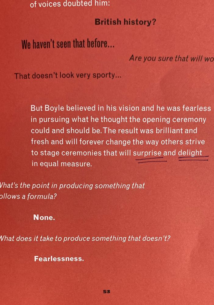 Bản dịch tiếng Việt so với bản tiếng Anh đính kèm có những đoạn tối nghĩa, dịch lệch hẳn ý tác giả luôn. Tệ nhất là trang 67! Nguyên bản tác giả viết “Knowing where you’re going to end up is fine when mountain climbing but it’s NO GOOD when you’re IN THE PROCESS of CREATING.” mà bị dịch ý thành “Mỗi lần sáng tạo là mỗi lần “leo núi”, nghĩa là bạn phải có điểm đầu và điểm kết thúc.” ?!!! Nghĩa dịch ngược hoàn toàn! 
Sách giấy rõ đẹp, lúc mới đọc phần tiếng Việt cũng thấy hài lòng. Đến khi đọc thêm mới HỐT HOẢNG, một bụng nghi ngờ tất cả các phần dịch kia.
Bạn nào khá tiếng Anh nên mua sách gốc đọc thui. Mình vì cái tội lười biếng nên mua sách dịch, chiều nay cảm thấy rất bực mình. 
Dịch thoát ý hoặc cắt xén bớt ý tác giả thì chấp nhận được, chứ dịch sai hẳn thế này thì khó chấp nhận quá.