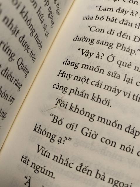 truyện day dứt mà nó siêu cuốn luôn ấy, có cả chữ ký tác giả nữa rất rcm nên đọc thử, nhma sách giao lủng lỗ còn thêm mấy vết nhăn nhúm nên hơi thất vọng