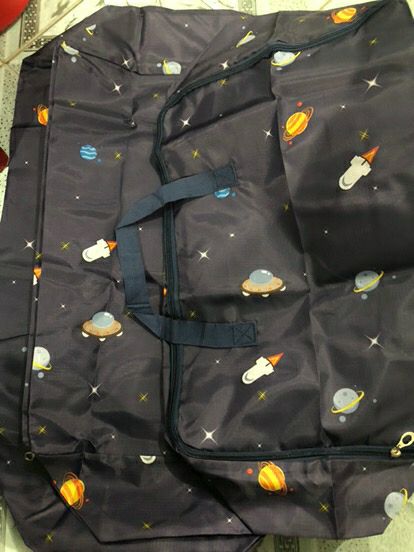 giao đủ e túi. hơi nhăn do vận chuyển nhưng sản phẩm rất đẹp. vải dày chống đc thấm. rất chắc đựng đc nhiều đồ. màu xanh than rất đẹp luôn.