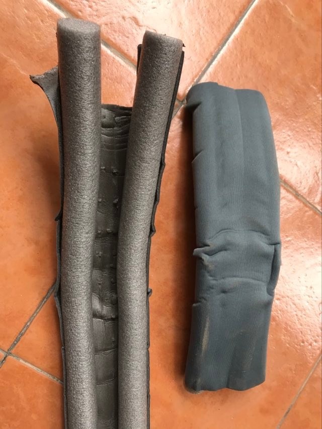 Sản phẩm bị cuộn tròn nên khi mở ra sử dụng ko thể phẳng phiu như hình. Các điểm dán giữa miếng xốp và trục xốp cũng ko đều và đủ nên nhiều đoạn miếng xốp bong ra nham nhở. Sau khi cho vào cửa và rút ra để cắt mép cho thẳng đều thì sản phẩm trông như hình. Ngoài ra, độ dài của sản phẩm phù hợp với cửa rộng khoảng 90cm. Nếu cửa chỉ khoảng 60 thì phải cắt bớt đi. Phần còn lại bỏ đi thì phí mà ghép vào cánh cửa còn lại sẽ ko đẹp nữa.