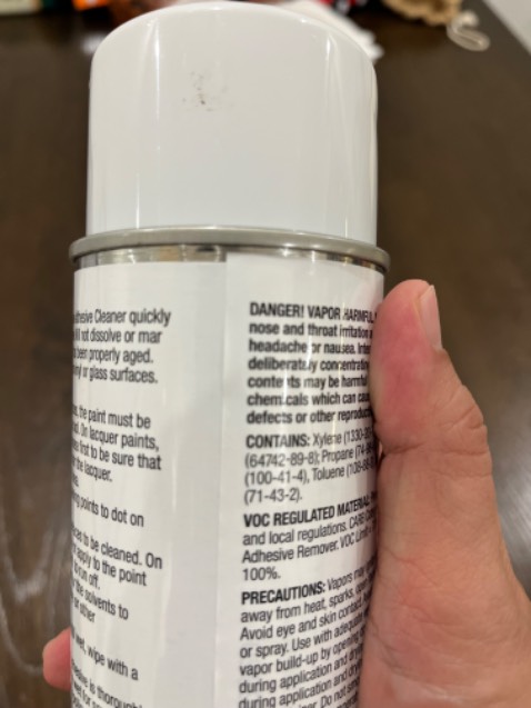 Nghi ngờ về nguồn gốc, xuất xứ của sản phẩm. Tên sản phẩm không được in lên vỏ chai mà được dán bằng tờ giấy rời. Tờ giấy dán cũng rất cẩu thả, lệnh trên lệch dưới như trên hình.