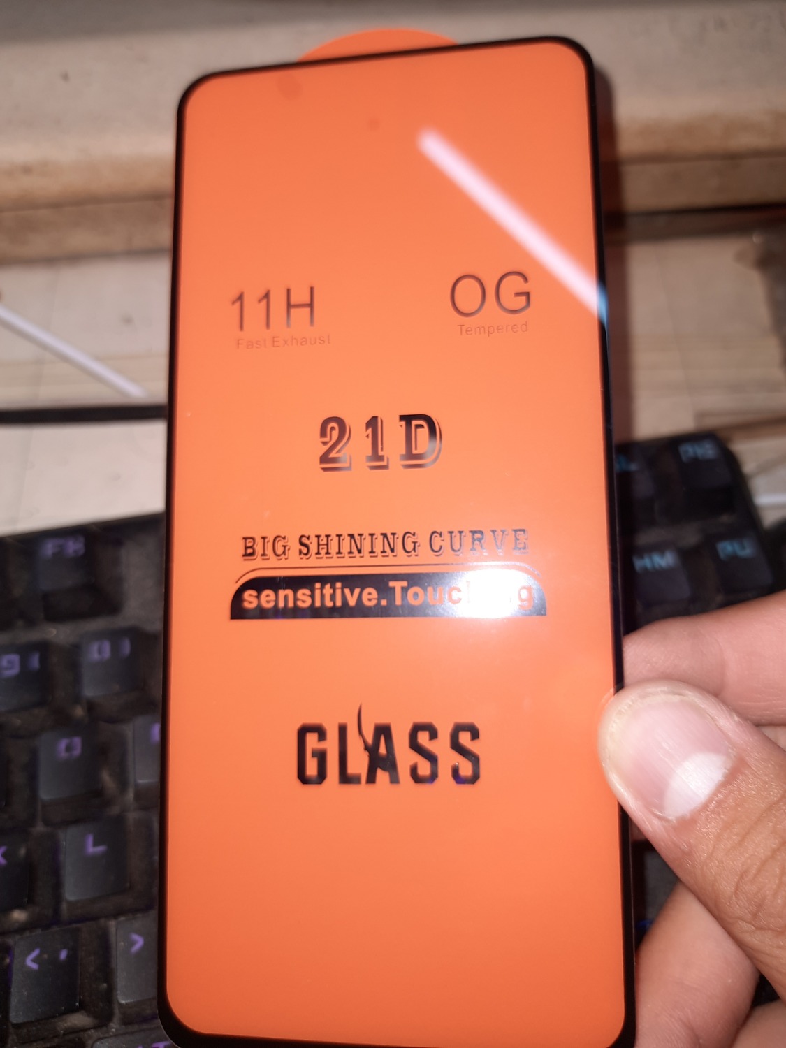 Mua cường lực cho M21 mà giao miếng dán còn dài hơn cả điện thoại thì làm sao dán. Lại không có khoét chỗ cam