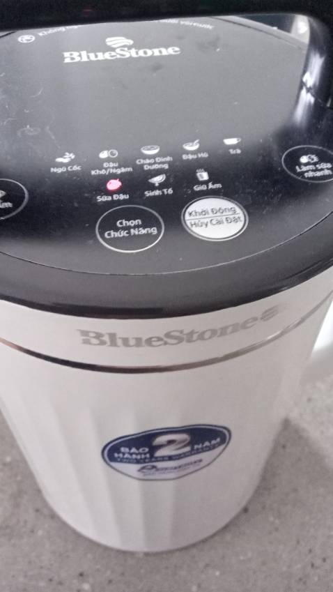 Không đậy kín nắp đc dù không cho gì bên trong. Lựa kiểu gì cũng không kín. 
Thử vài loại sữa hạt và đậu nành thì lọc đều có nhiều bã. 
Làm loại nào cũng nên ngâm vài tiếng để máy chạy đỡ ồn hơn và làm xong nhanh hơn.
Nặng tay, hơi cồng kềnh. Rửa phải cẩn thận không nước vào những chỗ điện hoặc cảm ứnh.
Muốn cho 3 sao.