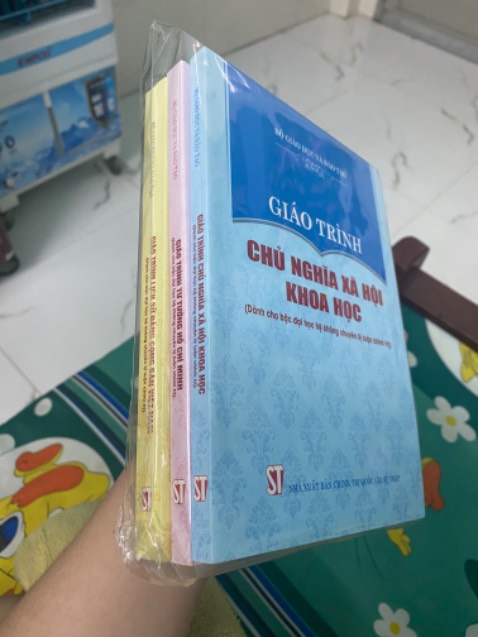 Sách đẹp, mới. Không bị rách hay hu hỏng gì bên trong. Giao nhanh