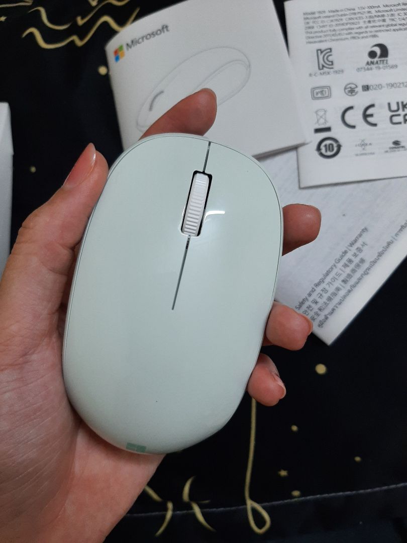 Tiki giao hàng nhanh lắm luôn, đặt hôm trước hôm sau có. 

Shipper nhiệt tình, thân thiện, mang hàng vào tận nhà cho mình. 

Chuột vừa tay, lúc ấn chuột có phát ra âm thanh, kết nối bluetooth nhanh chóng, mượt mà. Giá thành tầm trung, ổn định. Chưa dùng lâu nên không biết tốt hay không, sử dụng pin nên cứ hết pin là thay, tiện lợi, dễ sử dụng.