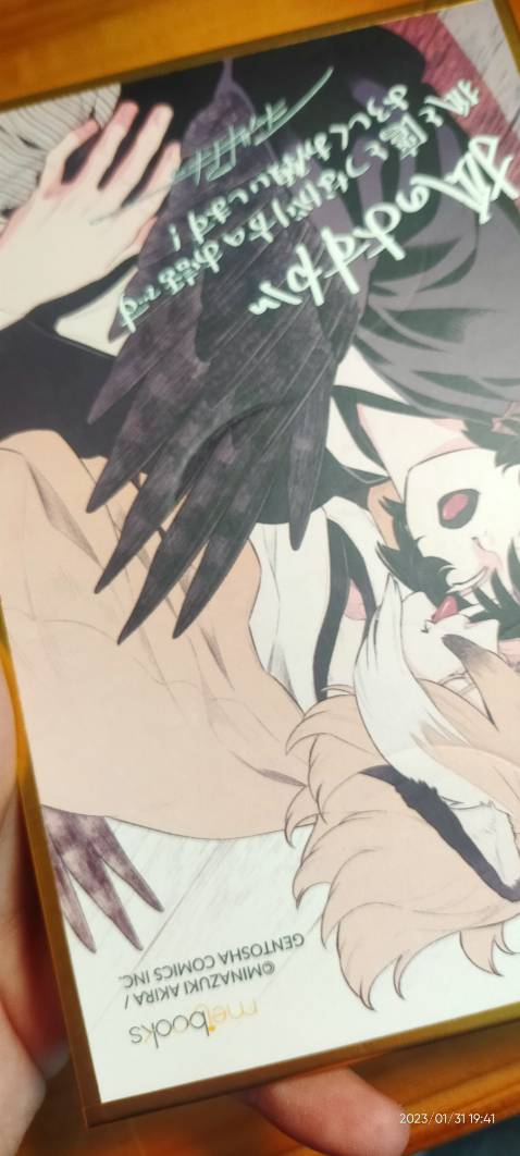 Huhuuuu cái ảnh kia bị df 2 3 chỗ luôn với cái góc truyện nó bị gãy ,nhìn xa ổn mà nhìn gần xót quá đi mất,chắc do vận chuyển xa bị cái ống poster đè nên mới như thế , với lại đóng gói hơi lỏng lẻo í huhu😭😢  hơi thất vọng đóng gói nhma truyện cuti nên 3sao thôi nha:(