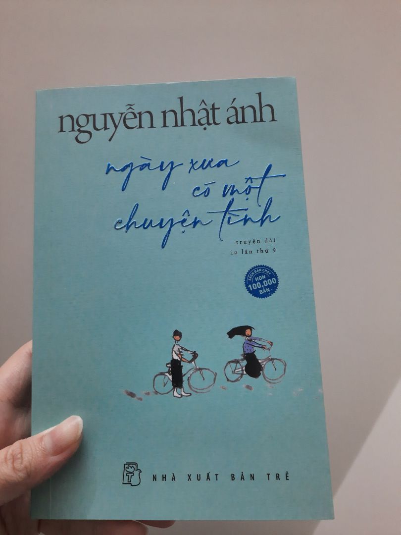 Đợt này mình đặt 3 sách thì sách này có vẻ ok nhất về hình thức. Còn 1 sách Chiến binh cầu vồng bị móp 1 góc to dễ sợ nhìn xấu hẳn luôn ạ. 
Về nội dung thì có vài đoạn trong sách khiến mình khá là ba chấm 🙄 Mặc dù HE nhưng cảm giác Miền và Phúc gần như đã phản bội Vinh rồi ấy :< Mình thấy khá là cấn đoạn này. Tuy nhiên mỗi người một cảm nhận nên mn cứ đọc thử nha.