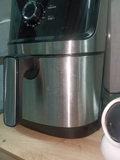 Sản phẩm có giá thành rẻ phải chăng sử dụng không thấy bong tróc lớp chống dính chiên cũng dễ không có hôi mùi nhựa do mới mua sản phẩm về có dùng vỏ cam hoặc là vỏ chanh bỏ vào quay 15 phút rồi là không có bị mùi nhựa gì cả nhé