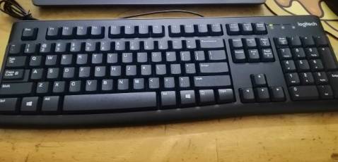 Cực kì hài lòng, nên phải lên đây viết luôn nhận xét dành cho anh em. 
Về giao hàng thì mình đặt hôm chủ nhật thì sáng thứ hai đã có ngay luôn, nói chung là tốc độ giao hàng của TIKI luôn làm mình ấn tượng. Bàn phím được bọc kĩ lưỡng, đóng gói cẩn thận và bao bì đẹp - đúng chuẩn của Logitech. Về chất lượng thì mình có gõ thử thấy độ phản hồi của bàn phím cực tốt, hành trình phím tốt, phù hợp cho những người thích dùng để gõ văn bản như mình (xài bàn phím laptop thì sợ hư sớm mất : ))) ), còn chơi game mình nghĩ cũng khá ổn. Khuyên các anh em nào muốn mua bàn phím để sử dụng thì nên canh ngay đợt giảm để có giá tốt - mình mua được chỉ khoảng 150k tính cả ship. Chắc chắn sẽ giới thiệu cho bạn bè.