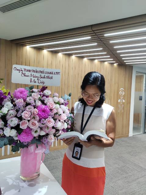 Mình đọc review cuốn này được mong chờ nhất trong bộ 3 cuốn của tác giả Barbara Ann Brennan nên Tiki giảm sâu là mua ngay. Cuốn sách này có tính khai trí, Tất cả những gì chúng ta cần để chữa lành là ánh sáng và nhân ái và Barbaea quả là đã thấu hiểu chân lý ấy. Cuốn sách gần 900 trang này đưa chúng ta đến với những chiều sâu mới của tri thức chữa lành.