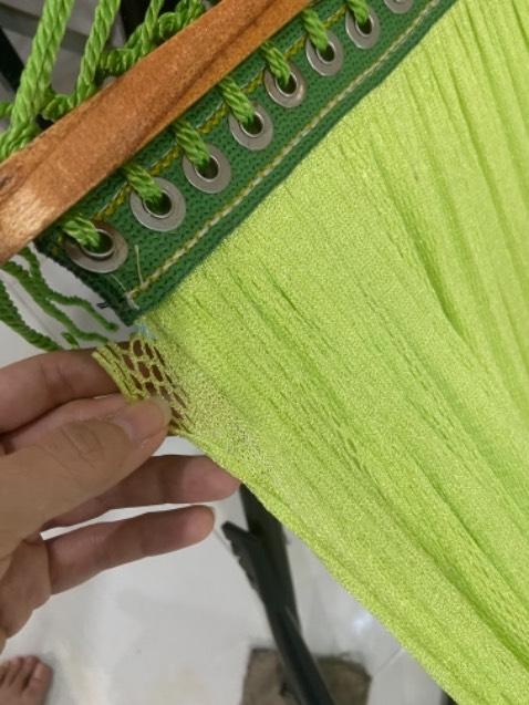 Mình mới nhận 2 võng mà có 1 cái bị tuột như hình. Shop đổi lại cái khác giúp nhé