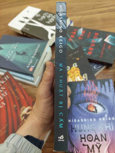 Đặc điểm của vụ án này là từ nạn nhân, thủ phạm và động cơ chỉ là tuyến phụ. Không phải nhờ thiên tài Yukawa, những phán đoán logic của cảnh sát là cơ sở để tìm ra hung thủ cũng như bản chất của những sự việc bí ẩn.