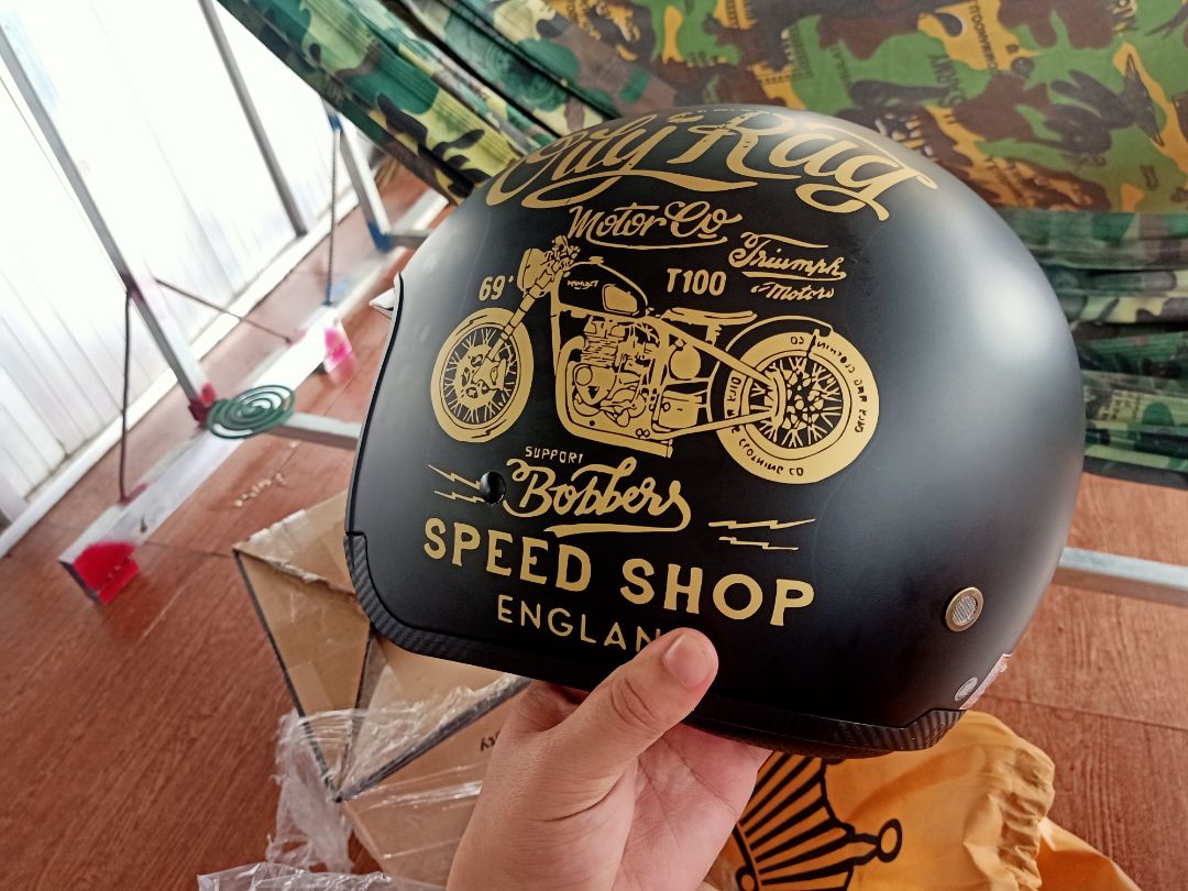 phải nói giao hàng nhanh không, hôm qua đặt thì hôm nay đã nhận đc hàng. sp đẹp, lúc đầu tuổng chử in trên nón bị bay ai dè làm kiểu. phải nói  nón đc in rất đẹp.