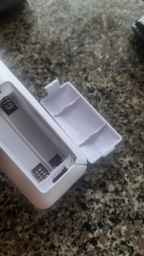 Remote bị bể ở góc, nhờ đổi lại cái remote khác