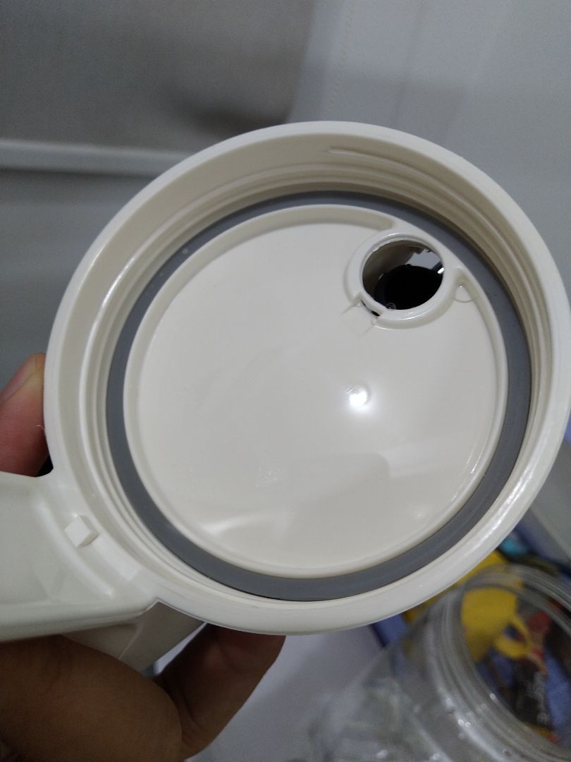 Sp chính hãng. Chịu nhiệt nóng lạnh, nước sôi tốt. Nút bật và nắp tháo vệ sinh dễ dàng. Ron kín nước. Phải dùng sức mỗi lần mở nắp. Nắp thường lắp xéo 1 bên cho dễ mở.