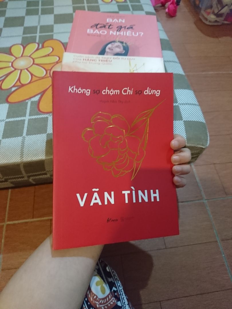 Mình chưa đọc nhưng nhận tổng 4 sách Vãn Tình bên mình thì thấy r ưng ý từ bìa sách đến chất lượng in nha, đóng hàng và giao hàng cũng cẩn thận nên đến tay mình sách rất chỉn chu ạ, mà so ra săn trên tiki rẻ hơn ở ngoài khá nhìu lun á. Mê sách của VT quá nên nội dung không phải bàn luôn ạ, sâu sắc dễ hiểu, gợi mở dc nhiều thứ trong đời sống, nhất là dạy ce pnu đc khá nh điều ạ 😊😊😊 Nhận dc sách vui k tả xiết 😀