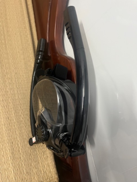 Đúng loại, kín nước, kính trong sáng, hơi thiếu ooxy và khó thở khi lặn hơi sâu