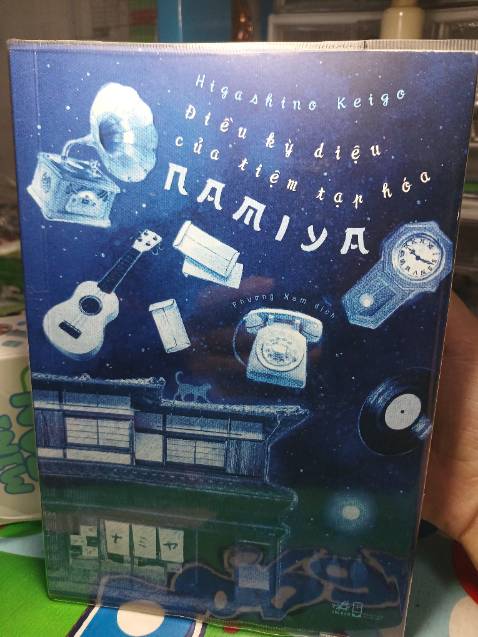 Gửi những bạn còn đang lưỡng lự mua quyển sách này. Là một người yêu sách nhưng mình lại rất lười review sách online thế này. Vậy mà, Điều kỳ diệu của tiệm tạp hóa Namiya lại là ngoại lệ đầu tiên của mình. Khi khép lại xong trang giấy cuối, mắt mình đã rưng rưng về cách dẫn dắt câu chuyện tài tình của Higashino Keigo. Và tác phẩm này lại khẳng định thêm một điều nữa là những gì chúng ta trải qua trong kiếp sống này không phải là tự nhiên mà có. Mọi thứ trên đời này luôn có một sự liên kết đẹp đẽ. Đúng như tinh thần tên gọi của quyển sách. Mình đã nhận được thứ cảm xúc kỳ diệu sau khi đọc xong quyển sách này. Thật biết ơn.