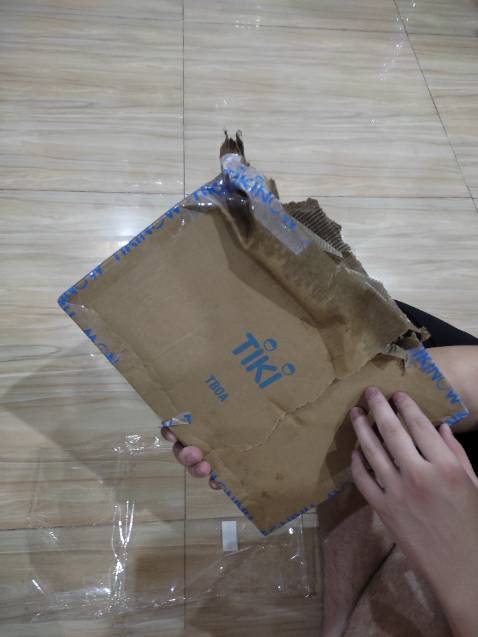 Chưa đọc nhưng lúc nhận là thấy khó chịu vì hộp ướt rồi, 1 phần do mình nhờ ng nhà nhận nên cũng ko ktra kĩ, lúc mở ra shop gói hàng cẩu thả, ko bọc nilon hay chống sốc trời mưa shipper che ko kĩ làm uớt hộp ngoài nên cũng ướt hết sách bên trong 😡🤬