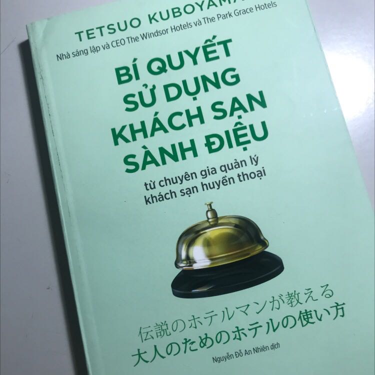 Sách khá cũ chắc do là sách giảm giá, gáy sách bị móp, có trang giấy bị dính vào nhau
