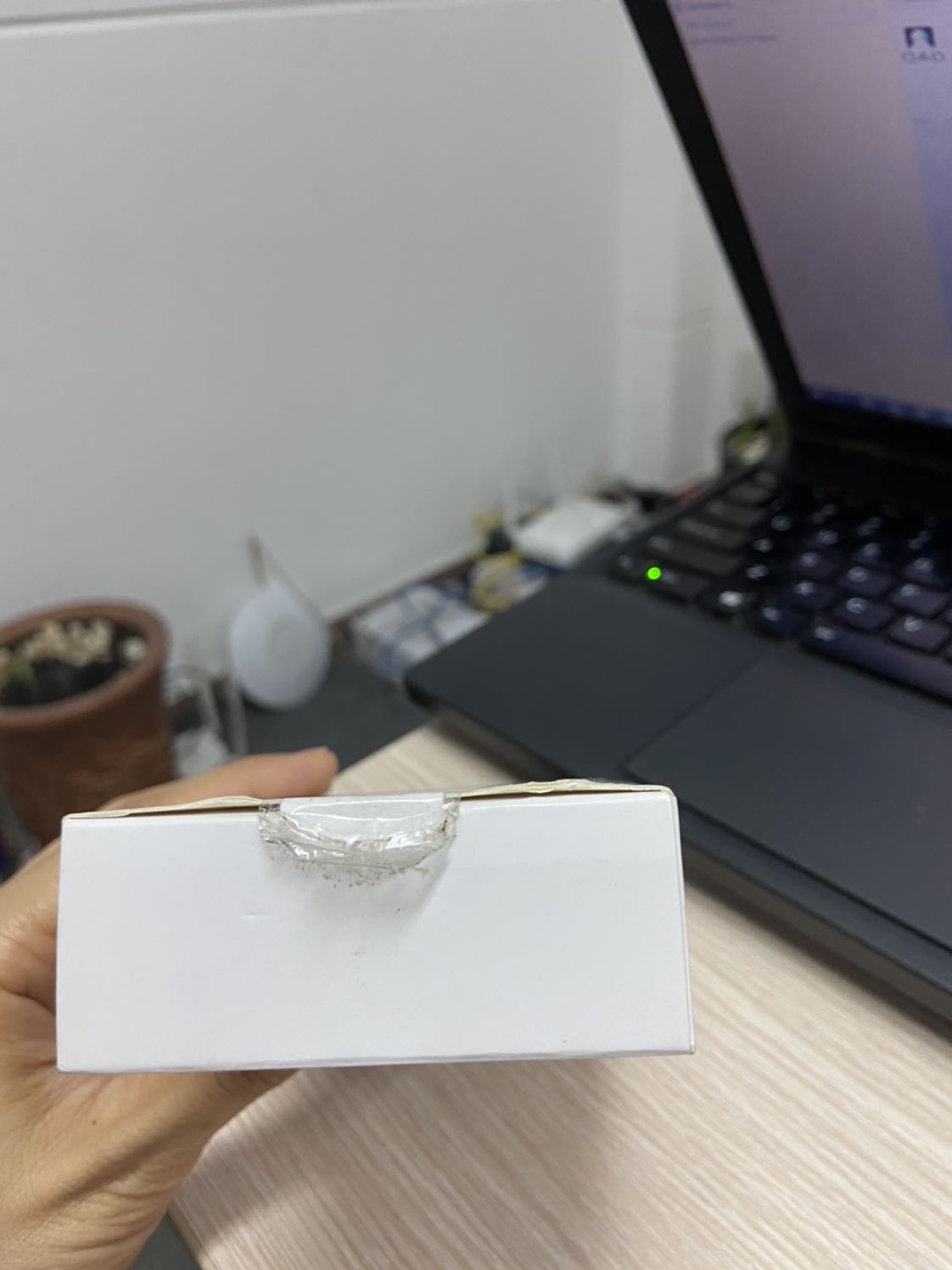 Mình xài gần 1 tuần thấy ổn, âm thanh tốt, pin lâu, *** khoảng cách đc 15m ko chướng ngại vật, chưa thử khoảng cách xa hơn nên chưa bít có đc ko. Có điều tem bị khui sẵn :(