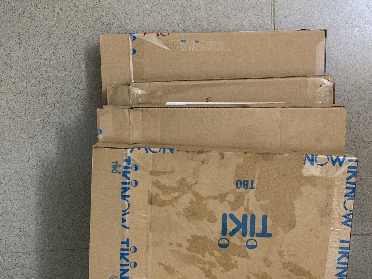 sách bị méo cong nhg vs giá tiền này thì mình mong sách ổn hơn thôi cho 4/5 thấy mn đánh giá quyển này hay đọc xong mình sẽ quay lại đánh giá thêm