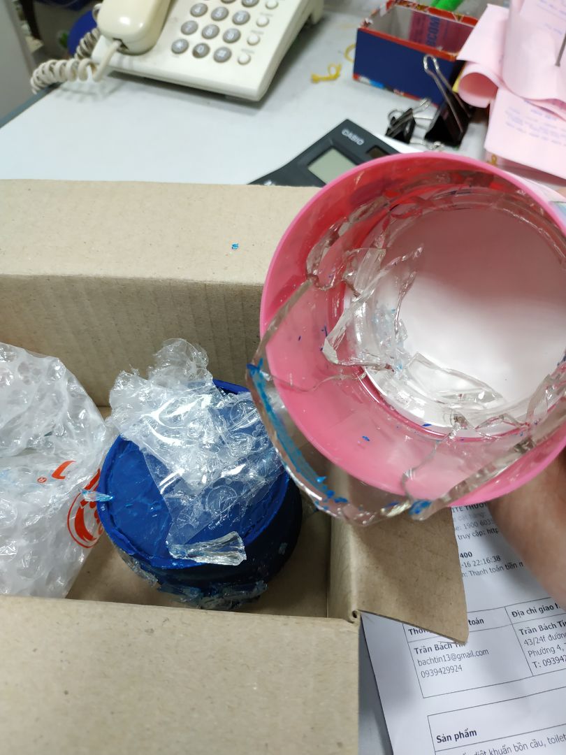 vừa nhận hàng xong tức thời, khui ra là z lun, hên là ko cắt vào tay, hộp không thấy dấu hiệu rơi vỡ, z là do sản phẩm bể từ trước, thất vọng quá, tính xài tốt sẽ mua thêm, thôi chia tay