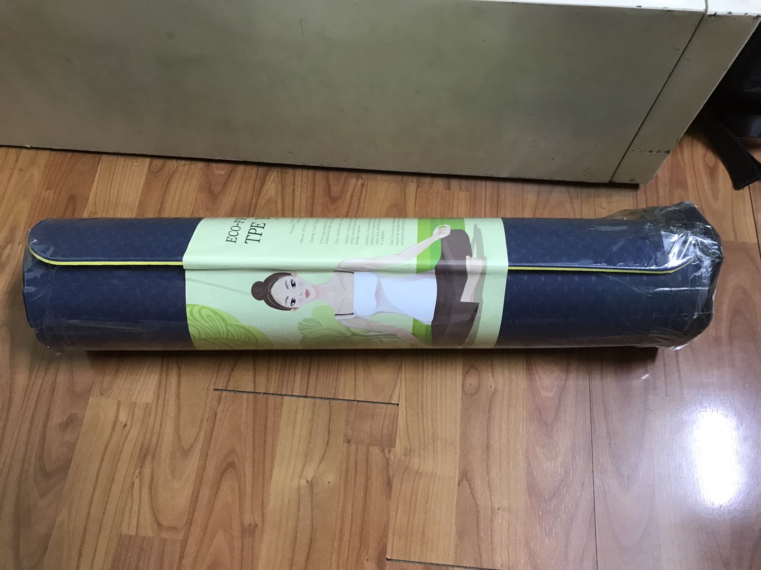 Hàng được đóng gói khá chắc chắn. Chắc vì chắc chắn quá nên 1 số chỗ bị lõm hẳn vào như hình. Nhưng k ảnh hưởng gì lắm. Màu đẹp, đường vân rõ ràng, dày dặn, sờ êm và mượt.