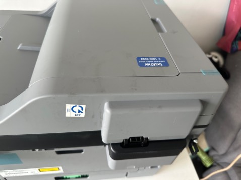 Sản phẩm đã khui ra và trên cỏ máy có rất nhiều vết dơ. Thùng cũng đã dán lại. Ko đồng ý và yêu cầu đổi máy nguyên đai nguyên kiện