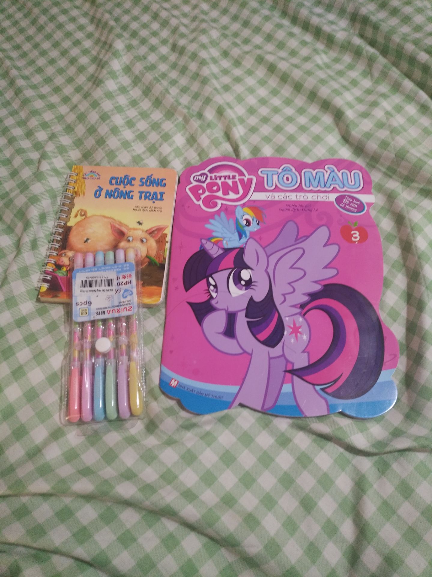 CHÍNH TRỊ 
Cậu nhóc đề nghị bố giải thích cho cậu hiểu xem chính trị là gì. 
Ông bố nói: "Con hãy nhìn vào gia đình mình đây: Bố kiếm tiền & mang về nhà, vậy bố là nhà tư bản. Mẹ quản lý số tiền này nên mẹ là ***. Bố mẹ chăm lo đến phúc lợi của con, cho con hạnh phúc & bình yên nên con là nhân dân. Chị giúp việc nhà ta là giai cấp lao động, còn cậu em còn quấn tã của con sẽ là tương lai đất nước. Con đã hiểu chưa?
Cu cậu hãy còn băn khoăn lắm lắm nhưng trước tiên muốn đi ngủ cái đã. Giữa đêm, cậu nhóc tỉnh dậy vì chú em đã ị ra tã lót & đang kêu gào ầm ĩ. Cậu tiến đến phòng ngủ bố mẹ, gõ cửa nhưng mẹ ngủ rất say. Cậu bèn đi tiếp đến phòng của chị giúp việc & nhìn thấy bố đang vật nhau với chị trên giường. Cậu đành đi về phòng & ngủ tiếp. 
Sáng hôm sau ông bố hỏi nhóc con xem nó đã hiểu thế nào là chính trị chưa & yêu cầu tự diễn giải lại. Cậu nhóc trả lời: "Vâng, bây giờ con đã hiểu. Nhà tư bản đè đầu cưỡi cổ giai cấp lao động trong khi *** ngủ say không biết gì. Nhân dân hoàn toàn không được đếm xỉa đến & tương lai thì ngập trong *** ạ!"