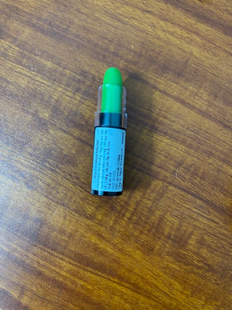 Ukie so với giá tiền, son mềm, màu ko bị trôi. Giá màu son tưoi hơn chút nữa thì chấm 10/10