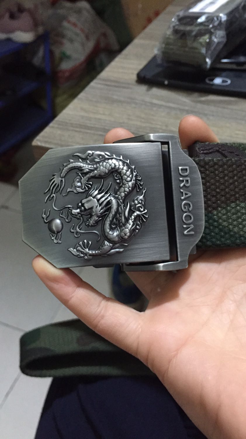 Thắt lưng dày dặn, đẹp, chất lượng, đáng mua nha cả nhà, giao hàng khá nhanh, cho shop 5 sao về chất lượng, m mua mấy thứ nên được miễn phí vc nữa