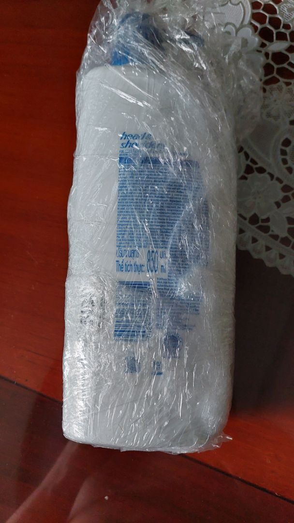 Dầu gội thích hợp cho những ai hay hoạt động ngoài trời trong những ngày hè oi bức như thế này. Cảm giác mát lạnh, thơm bạc hà dễ chịu. SX tại Thái Lan, HSD 3 năm nha mí bạn!