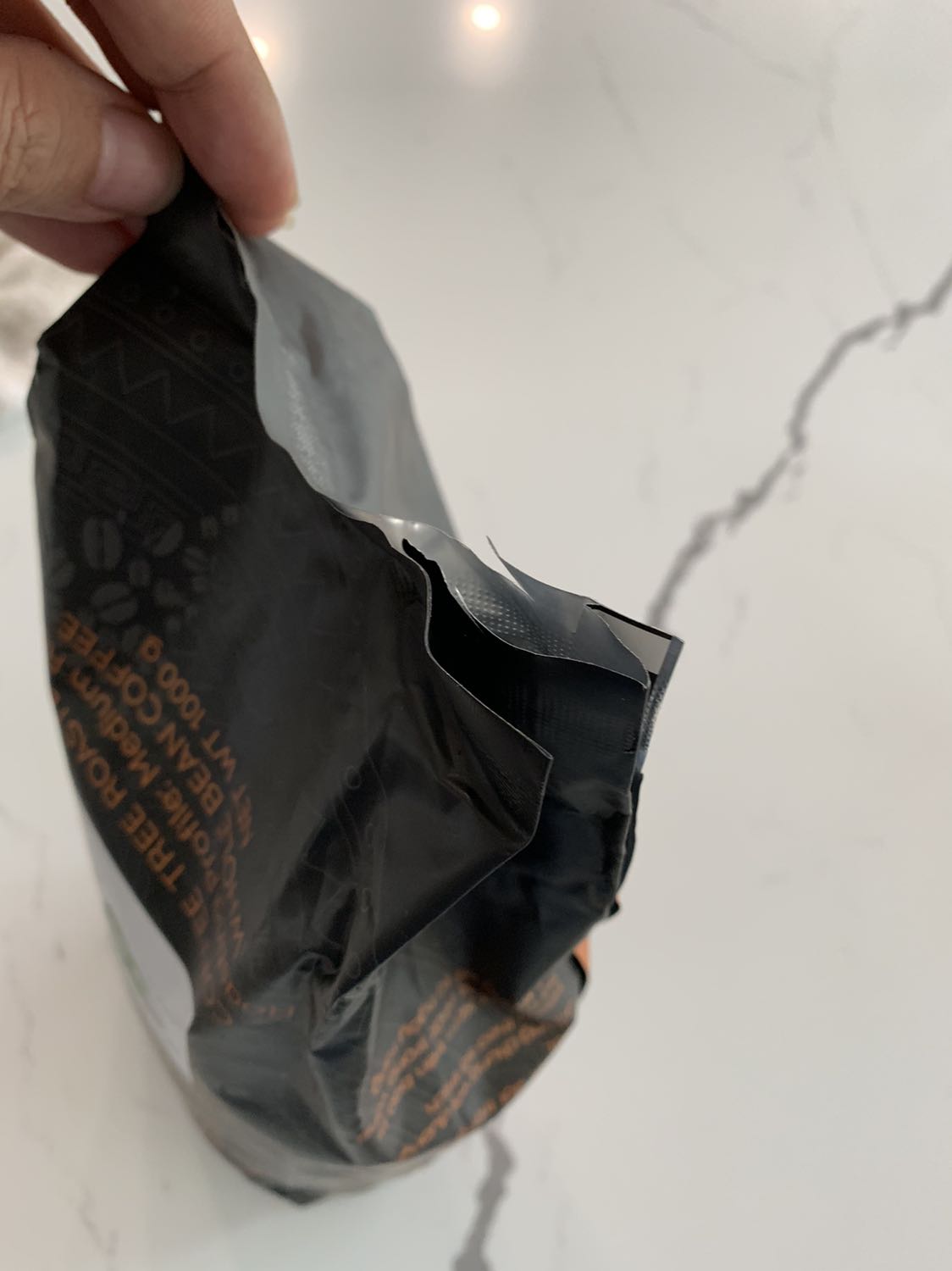 Giao hàng chậm trễ nhưng không thông báo. Hàng hoá là cà phê giao bị chậm mà còn còn bị thủng, làm cafe mất chất lượng.