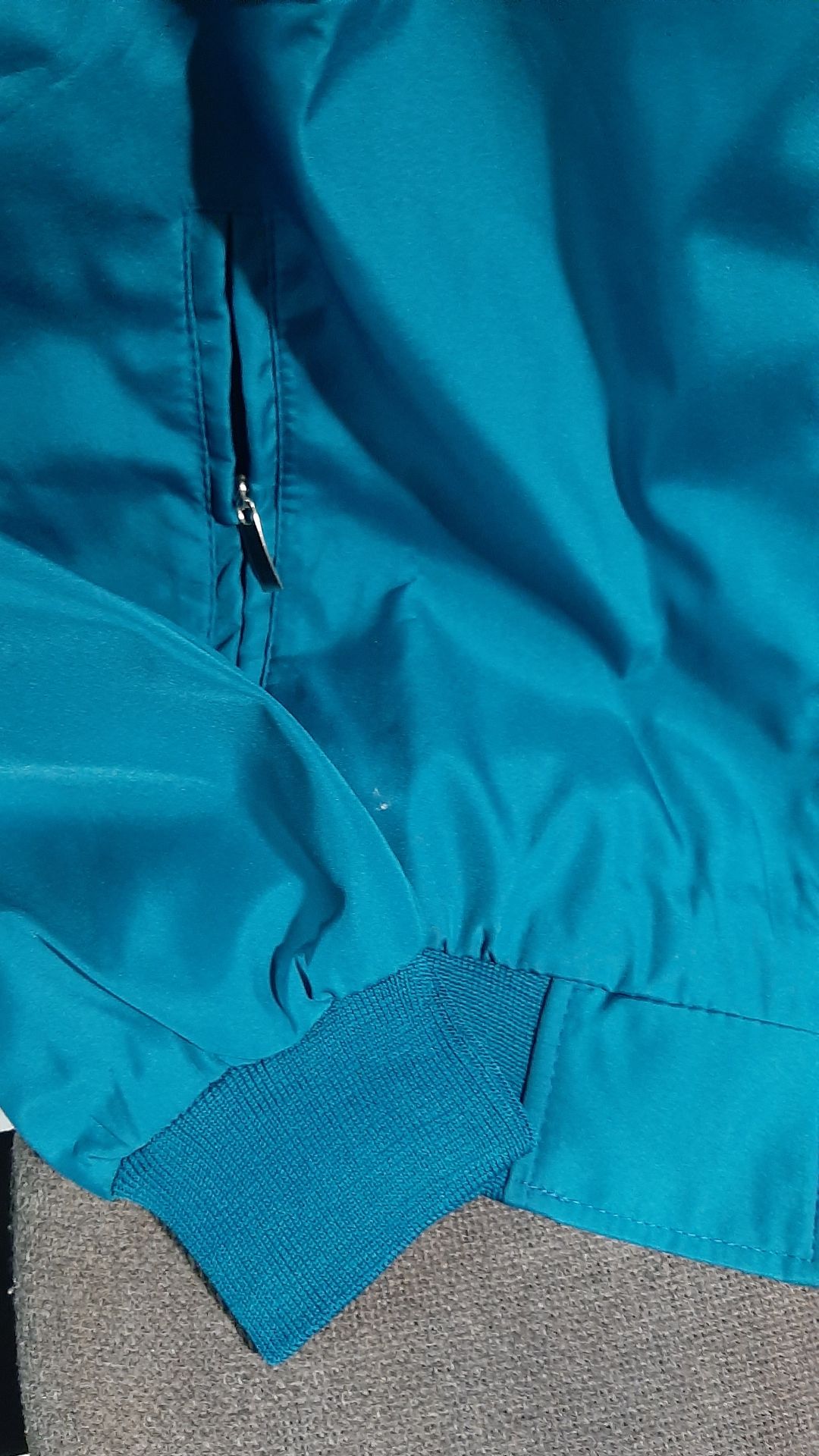 Áo khoác đẹp , logo được in sắc nét , đường chỉ may rất chắc chắn , áo khoác đúng như mô tả , túi có dây kéo đựng được tiền ok yên tâm ! Tiki có lẽ là sàn giao hàng nhanh nhất hiện nay ! Thank you