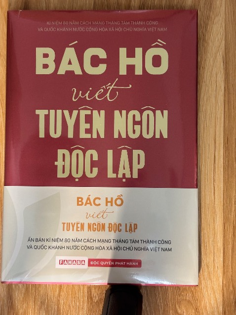 Cuốn sách tuyệt vời , khái quát đầy đủ thông tin giai đoạn lịch sử những ngày tháng 8 rực rỡ. 
Thông tin dễ tiếp cận cho cả các bé và người lớn. 
Nên đọc nhé mọi người