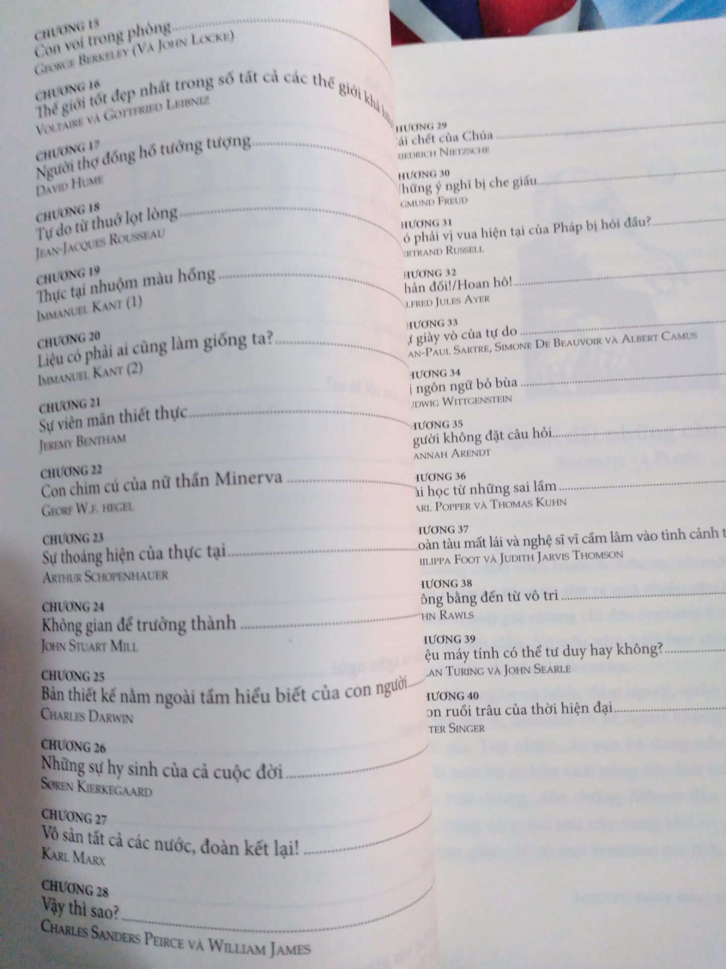 Về hình thức: Sách đẹp, mới, sạch sẽ, chữ in rõ nét, dễ nhìn. Hình minh họa đẹp mắt, sinh động, đáng yêu, phản ánh được nội dung từng chương. Giá phải chăng, khi mình mua giảm 35%, còn khoảng 95K.
Về nội dung: Sách gồm 40 chương, mỗi chương trình bày khái lược những nét chính yếu trong tư tưởng của 1 hoặc một vài triết gia nổi tiếng. Thứ tự xuất hiện của các triết gia theo trình tự thời gian. Nội dung cơ bản, dễ hiểu, ngắn gọn, phù hợp với người mới bắt đầu tìm hiểu về triết học hoặc độc giả tầm trung đã học mà đang cần tổng hợp lại kiến thức. Bản dịch tốt, trơn tru, mượt mà, sử dụng chính xác thuật ngữ chuyên ngành, và có các chú thích hữu ích.
Cảm ơn tác giả, dịch giả, BBT và NXB!
Mình mua sách vào dịp Tết nên giao hàng nhanh, đặt hôm trước, trưa hôm sau nhận luôn. Về hình thức: Sách đẹp, mới, sạch sẽ, chữ in rõ nét, dễ nhìn. Hình minh họa đẹp mắt, sinh động, đáng yêu, phản ánh được nội dung từng chương. Giá phải chăng, khi mình mua giảm 35%, còn khoảng 95K.
Về nội dung: Sách gồm 40 chương, mỗi chương trình bày khái lược những nét chính yếu trong tư tưởng của 1 hoặc một vài triết gia nổi tiếng. Thứ tự xuất hiện của các triết gia theo trình tự thời gian. Nội dung cơ bản, dễ hiểu, ngắn gọn, phù hợp với người mới bắt đầu tìm hiểu về triết học hoặc độc giả tầm trung đã học mà đang cần tổng hợp lại kiến thức. Bản dịch tốt, trơn tru, mượt mà, sử dụng chính xác thuật ngữ chuyên ngành, và có các chú thích hữu ích.
Cảm ơn tác giả, dịch giả, BBT và NXB!
Mình mua sách vào dịp Tết nên giao hàng nhanh, đặt hôm trước, trưa hôm sau nhận luôn.