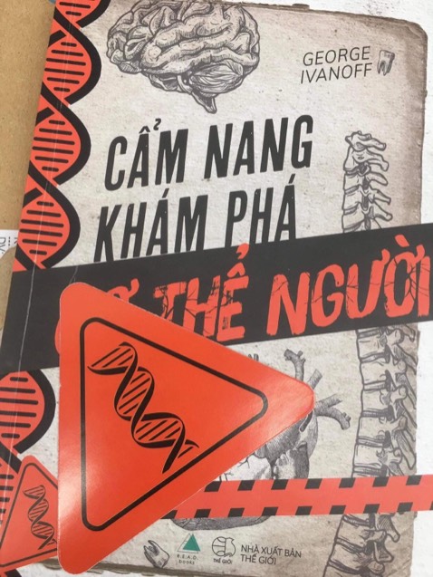 Cuốn sách khoa học mình quyết định mua trong tích tắc sau cuốn "Từ vô hình đến hữu hình". Nội dung trình bày ngắn gọn, dễ hiểu, có nhiều hình minh họa. Đặc biệt là cách kể của tác giả rất hài hước. Nội dung sách cung cấp nhiều kiến thức thú vị về các bộ phận bên trong cơ thể con người. Tiki giao hàng siêu nhanh, sách đẹp, tặng kèm bookmark. Chấm 10đ, nên mua nhé mọi người 😍😍😍😍😍😍😍