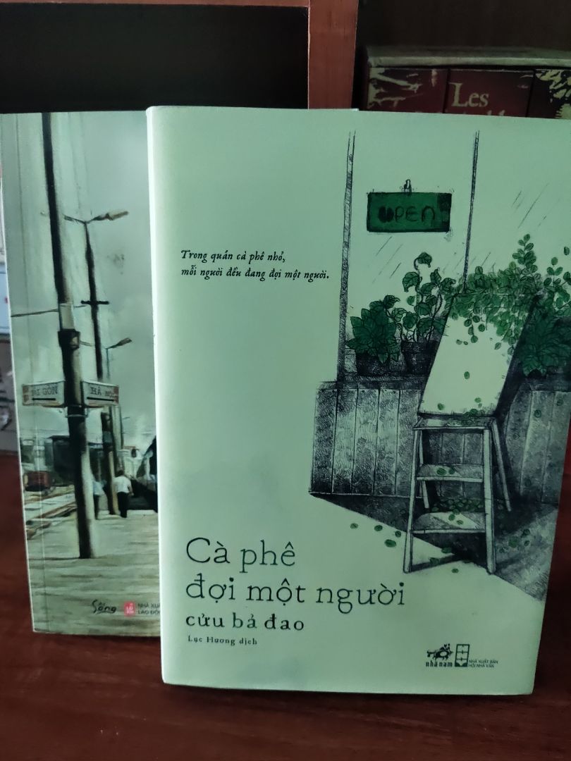 cà phê đợi một người, chắc có lẽ lãng mạn lắm, mình mới đọc mấy trang đầu thôi, cuốn sách nào rồi chắc sẽ có những điều thú vị lắm đấy.
cảm ơn tiki
về tác giả mình mới đọc lần đầu