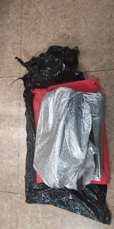 Bạt 1 lớp, mỏng, nhưng chất liệu có vẻ dai, che nửa xe bên trên, đủ dài che được cả nắp capo xe SUV. Ưu điểm: có vẻ nhẹ. Tôi mua với mục đích chủ yếu để che lá cây, nhựa cây rụng xuống xe nên Ok. NẾU MUA VỚI MỤC ĐÍCH CHỐNG NÓNG CHO XE THÌ CÓ LẼ KHÔNG CÓ TÁC DỤNG NHIỀU. Lưu ý: nếu xe chạy đường dài, nhất là chạy xe dưới trời nắng, nắp capo sẽ rất nóng thì khi dừng xe có lẽ không nên phủ bạt này lên phần nắp capo ngay. Tôi được miễn phí ship nên với giá 230k cũng tương đối ok. Giá khoảng 180k trở xuống thì sẽ hợp lý hơn.
Cập nhật sau 1 thời gian sử dụng. Phần mép bạt chỗ dây cài hơi dễ rách, chắc do chất liệu bạt hơi kém.