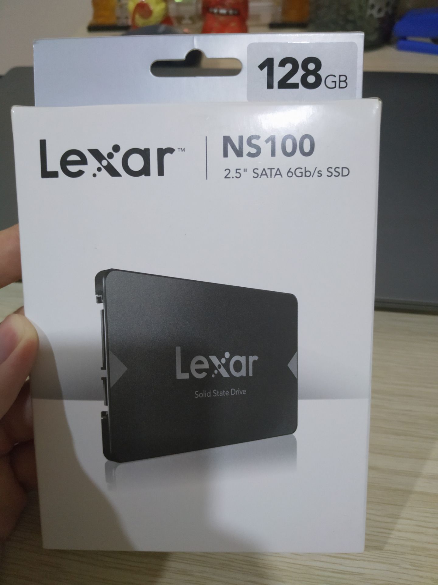 Hàng chuẩn nguyên seal có tem đầy đủ, check trên máy ra đúng 119gb, do hệ chuyển đổi từ gb qua mb nên còn 119gb, tốc độ khởi động win khá nhanh, tuy nhiên đóng gói hơi sơ sài, ko có lớp đệm bảo vệ hay gì hết, chỉ đóng hộp carton bên ngoài, nhưng săn đc sale 360k nên hài lòng, vẫn cho 5 sao